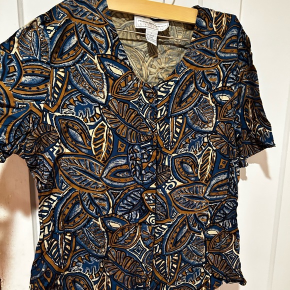 Cute Maggie Lawrence button up short sleeve shirt. Marked size large. - Picture 1 of 6